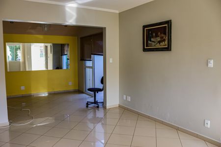 Sala de casa de condomínio para alugar com 2 quartos, 80m² em Cemucam, Cotia