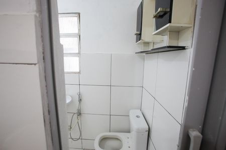 Banheiro de kitnet/studio para alugar com 1 quarto, 29m² em Curicica, Rio de Janeiro