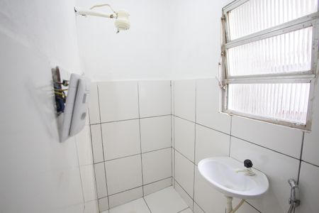 Banheiro de kitnet/studio para alugar com 1 quarto, 29m² em Curicica, Rio de Janeiro
