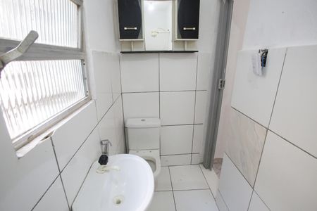 Banheiro de kitnet/studio para alugar com 1 quarto, 29m² em Curicica, Rio de Janeiro