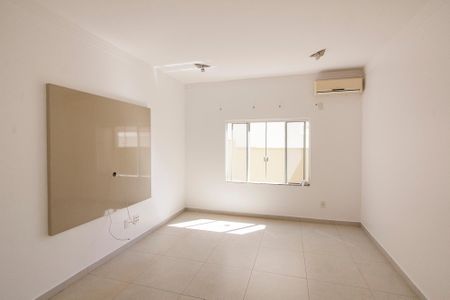 Sala de TV de casa de condomínio para alugar com 4 quartos, 310m² em Nova Uberlândia, Uberlândia
