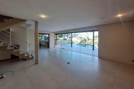 Sala de casa de condomínio para alugar com 4 quartos, 531m² em Itaipu, Niterói