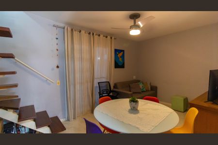 Sala de casa de condomínio à venda com 2 quartos, 66m² em Maria Paula, Niterói