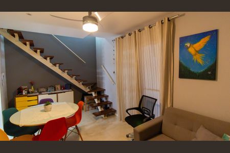 Sala de casa de condomínio à venda com 2 quartos, 66m² em Maria Paula, Niterói