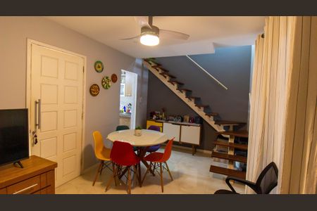 Sala de casa de condomínio à venda com 2 quartos, 66m² em Maria Paula, Niterói