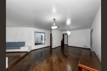 Casa para alugar com 3 quartos, 264m² em Vila Tramontano, São Paulo