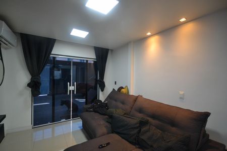 Sala de casa para alugar com 2 quartos, 240m² em Jardim Alvorada, Nova Iguaçu