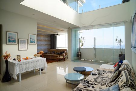 Sala de casa de condomínio à venda com 7 quartos, 491m² em Charitas, Niterói