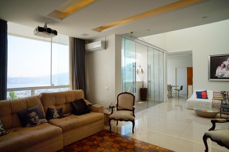 Sala de TV de casa de condomínio à venda com 7 quartos, 491m² em Charitas, Niterói