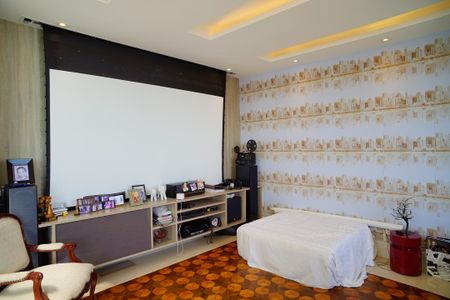 Sala de TV de casa de condomínio à venda com 7 quartos, 491m² em Charitas, Niterói