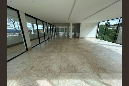 Sala de casa de condomínio para alugar com 4 quartos, 700m² em Jardim Serrano, Nova Lima
