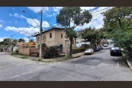 Casa para alugar com 4 quartos, 487m² em Ouro Preto, Belo Horizonte