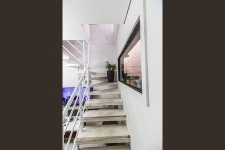 Escada de casa à venda com 4 quartos, 202m² em Jardim Tupanci, Barueri