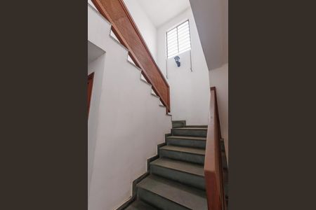 Escada de casa para alugar com 4 quartos, 350m² em Centro, Taubaté