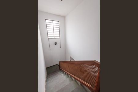 Escada de casa para alugar com 4 quartos, 350m² em Centro, Taubaté