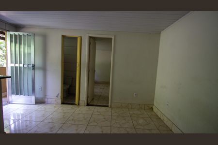 Sala de casa para alugar com 1 quarto, 54m² em Vargem Pequena, Rio de Janeiro