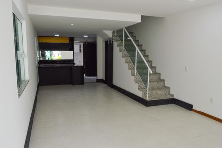 Sala de casa de condomínio para alugar com 4 quartos, 188m² em Freguesia (jacarepaguá), Rio de Janeiro