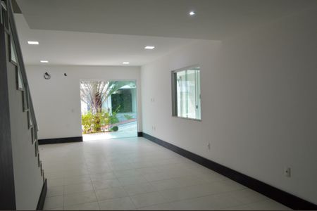 Sala de casa de condomínio para alugar com 4 quartos, 188m² em Freguesia (jacarepaguá), Rio de Janeiro