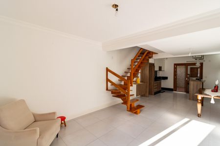 Sala de casa de condomínio à venda com 2 quartos, 75m² em Teresópolis, Porto Alegre