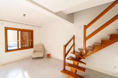 Sala de casa de condomínio à venda com 2 quartos, 75m² em Teresópolis, Porto Alegre