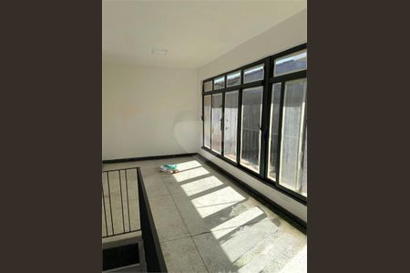 Casa à venda com 3 quartos, 250m² em Jardim Itacolomi, São Paulo