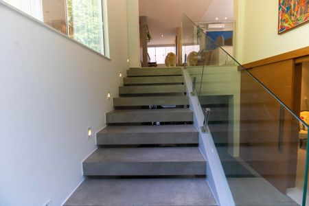 Escada de casa de condomínio para alugar com 5 quartos, 400m² em Itaipu, Niterói
