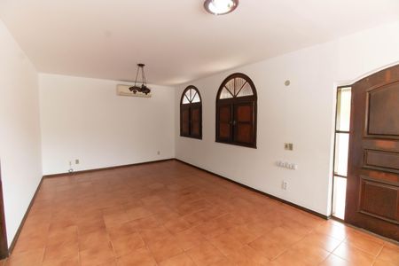 Sala de casa à venda com 4 quartos, 190m² em Piratininga, Niterói
