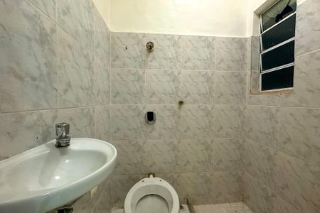 Banheiro de kitnet/studio para alugar com 1 quarto, 27m² em Centro, Rio de Janeiro