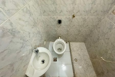 Banheiro de kitnet/studio para alugar com 1 quarto, 27m² em Centro, Rio de Janeiro