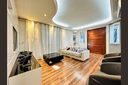 Casa à venda com 3 quartos, 360m² em Heliópolis, Belo Horizonte