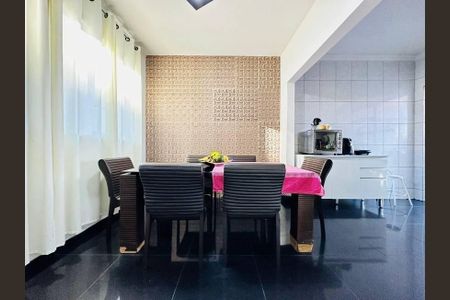 Casa à venda com 3 quartos, 360m² em Heliópolis, Belo Horizonte