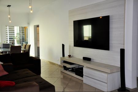 Sala de casa para alugar com 4 quartos, 311m² em Jardim Monjolo, São Paulo