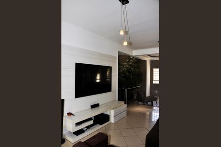 Sala de casa para alugar com 4 quartos, 311m² em Jardim Monjolo, São Paulo