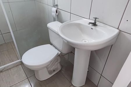 Banheiro de casa de condomínio para alugar com 1 quarto, 38m² em Taquara, Rio de Janeiro