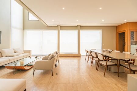 Sala de casa à venda com 4 quartos, 574m² em Centro Comercial Jubran, Barueri