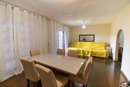 Sala de casa de condomínio para alugar com 4 quartos, 700m² em Pendotiba, Niterói