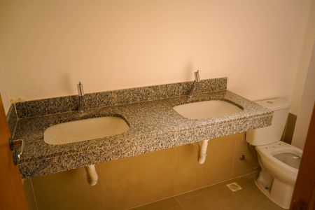Banheiro da Suíte 1 de casa de condomínio para alugar com 3 quartos, 164m² em Conjunto Residencial Storil, Aparecida de Goiânia