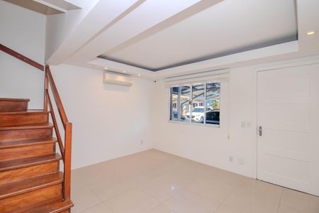 Sala de casa de condomínio à venda com 2 quartos, 103m² em Humaitá, Porto Alegre
