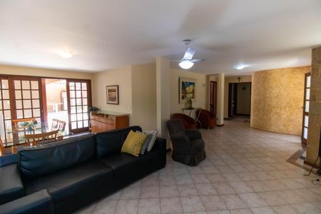 Sala de casa de condomínio à venda com 5 quartos, 350m² em Itacoatiara, Niterói