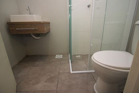 Banheiro de casa de condomínio para alugar com 1 quarto, 18m² em Azenha, Porto Alegre