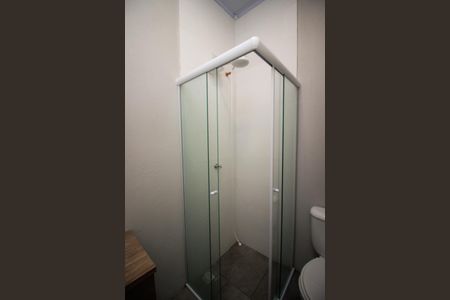 Banheiro de casa de condomínio para alugar com 1 quarto, 18m² em Azenha, Porto Alegre