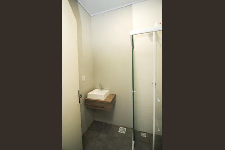 Banheiro de casa de condomínio para alugar com 1 quarto, 18m² em Azenha, Porto Alegre