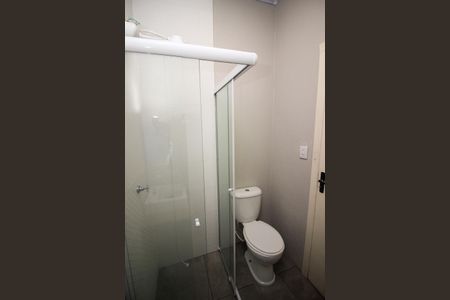 Banheiro de casa de condomínio para alugar com 1 quarto, 18m² em Azenha, Porto Alegre