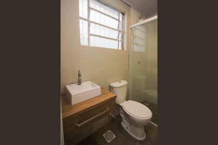 Banheiro de casa de condomínio para alugar com 1 quarto, 18m² em Azenha, Porto Alegre