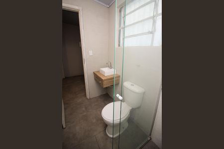 Banheiro de casa de condomínio para alugar com 1 quarto, 18m² em Azenha, Porto Alegre