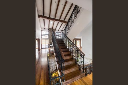 Escada de casa de condomínio para alugar com 5 quartos, 747m² em Alphaville, Santana de Parnaíba