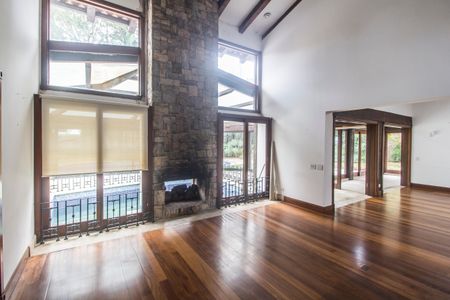 Sala de casa de condomínio para alugar com 5 quartos, 747m² em Alphaville, Santana de Parnaíba