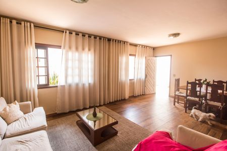 Sala de casa para alugar com 4 quartos, 171m² em Vila Sul Americana, Carapicuíba