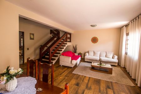 Sala de casa para alugar com 4 quartos, 171m² em Vila Sul Americana, Carapicuíba