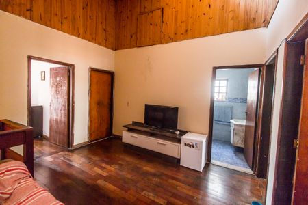 Sala de casa para alugar com 4 quartos, 171m² em Vila Sul Americana, Carapicuíba